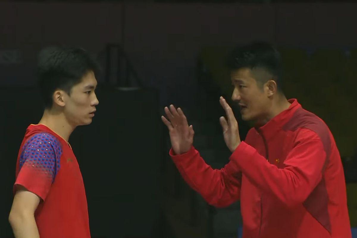 Chen Long giúp Lưu Dương Minh Ngọc bình tĩnh lại trong khoảng thời gian giữa trận. 